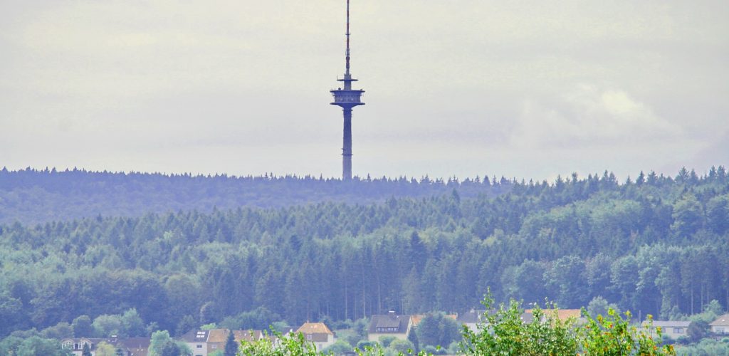 150 Meter hoher Fernmeldeturm der Deutschen Telekom AG, Höhe des Betriebsgeschosses: 75 Meter, Baujahr: 1968, auch als Fernmeldeturm Deisterkamm bezeichnet